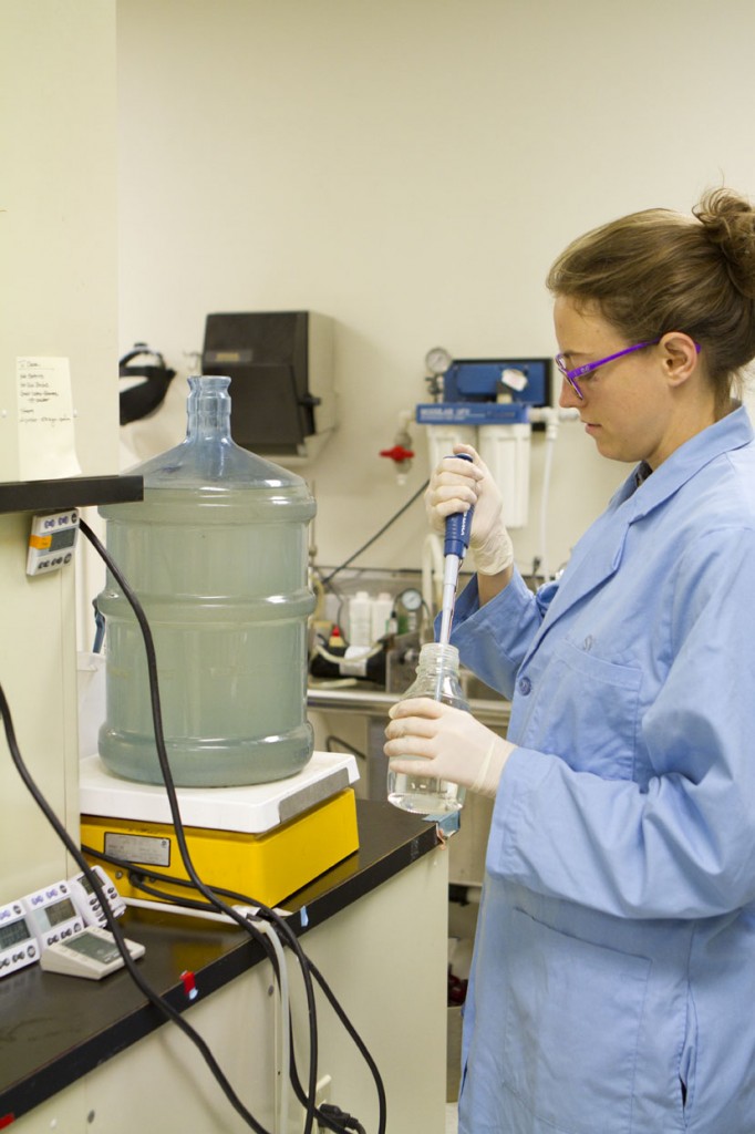 Shannon prépare l’eau de test “du pire cas”, telle que définie par le protocole de la norme NSF P231 pour évaluer l’efficacité des équipements de traitement de l’eau par procédés microbiologiques.