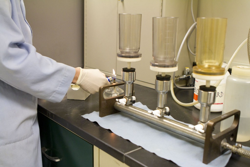 L’équipe mesure la quantité de bactéries présente sur des échantillons identifiés.