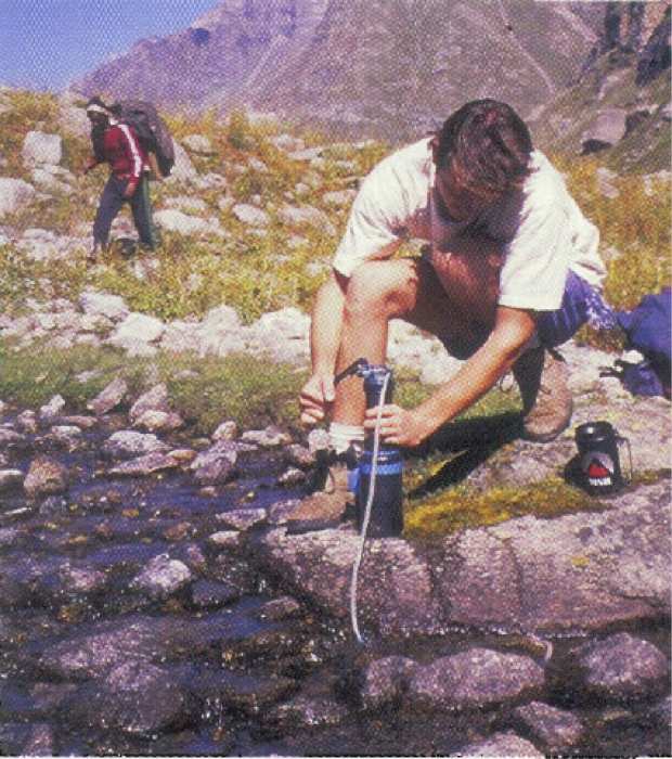 Steve Cox dans l’Himalaya indien, photo du catalogue MSR de 1997. 