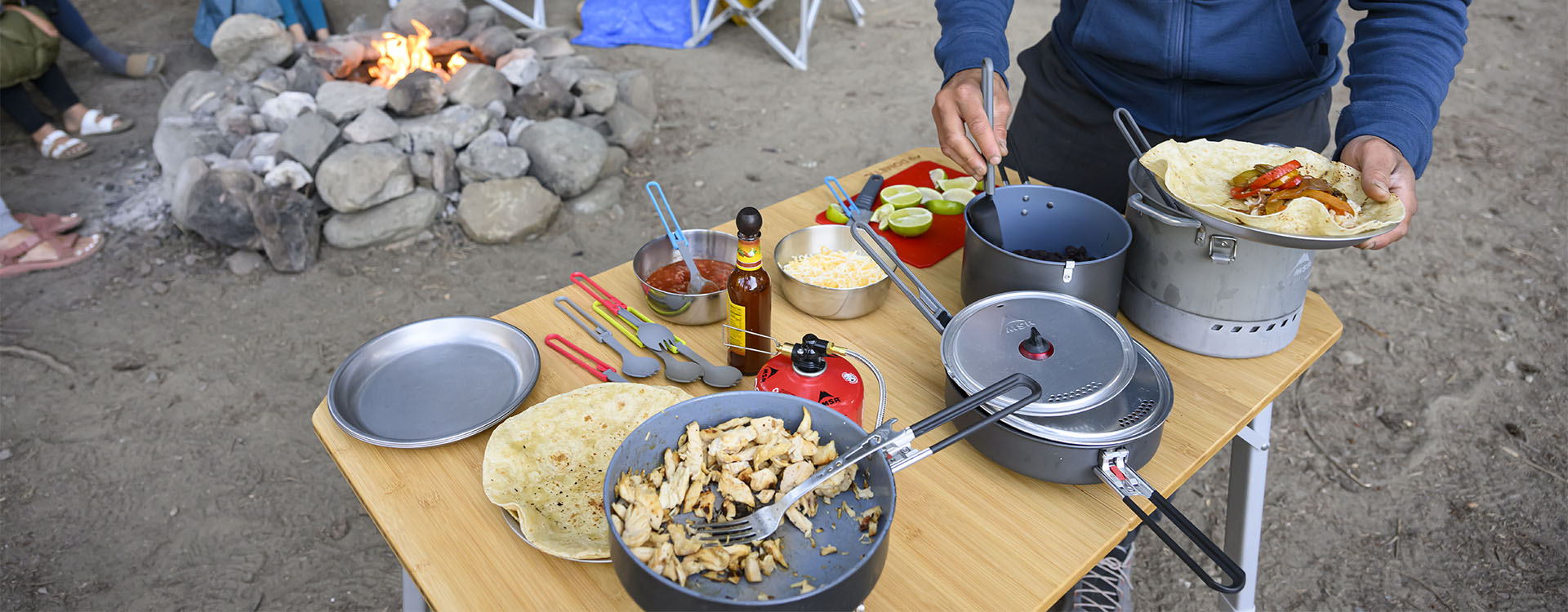 Les Essentiels du Camp Culinaire - Tout ce dont vous avez besoin pour préparer un festin en plein air.